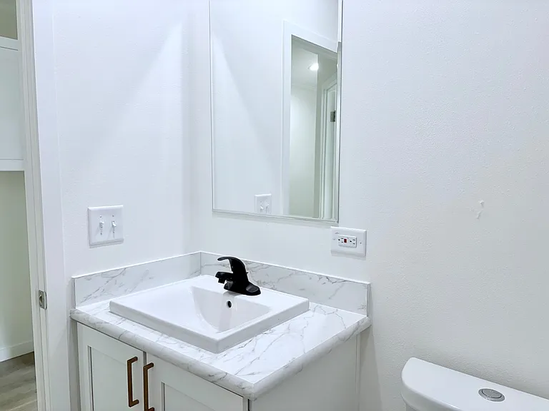 402 Lily Ln — Photo 17