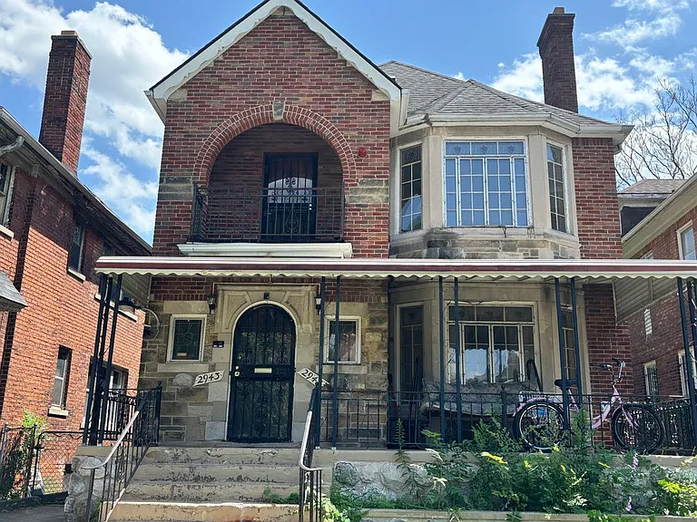 2943 Leslie St — Photo 1