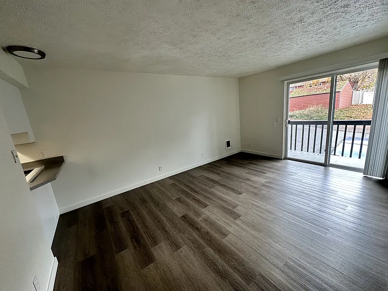 1119 W 11th Ave #5 — Photo 2