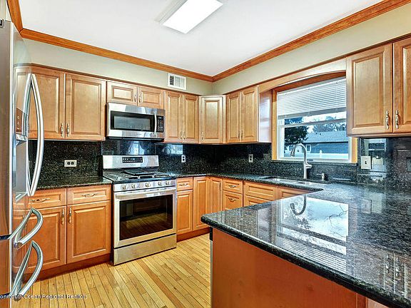 4th image of 20 Cedar Dr