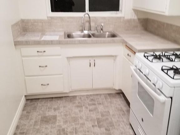 3rd image of 912 N Genesee Ave #8