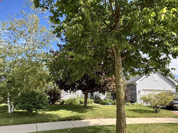 643 Riverwood LANE, West Bend, WI 53095