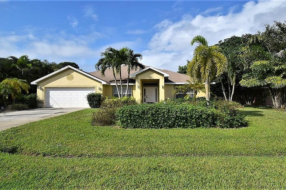 1st image of 361 SE Thornhill Dr