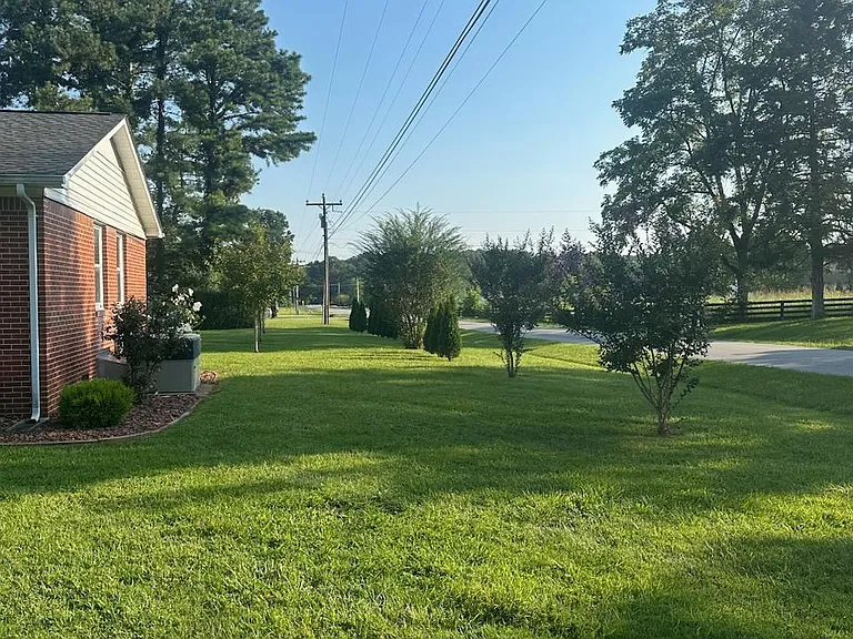 102 Lemont Ln — Photo 2