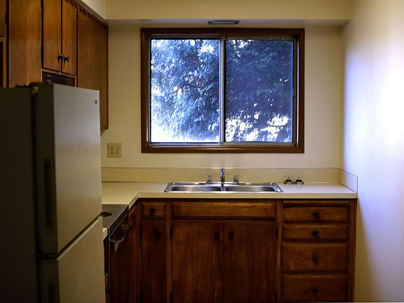 4th image of 2201-2223 SE Salmon St #2221