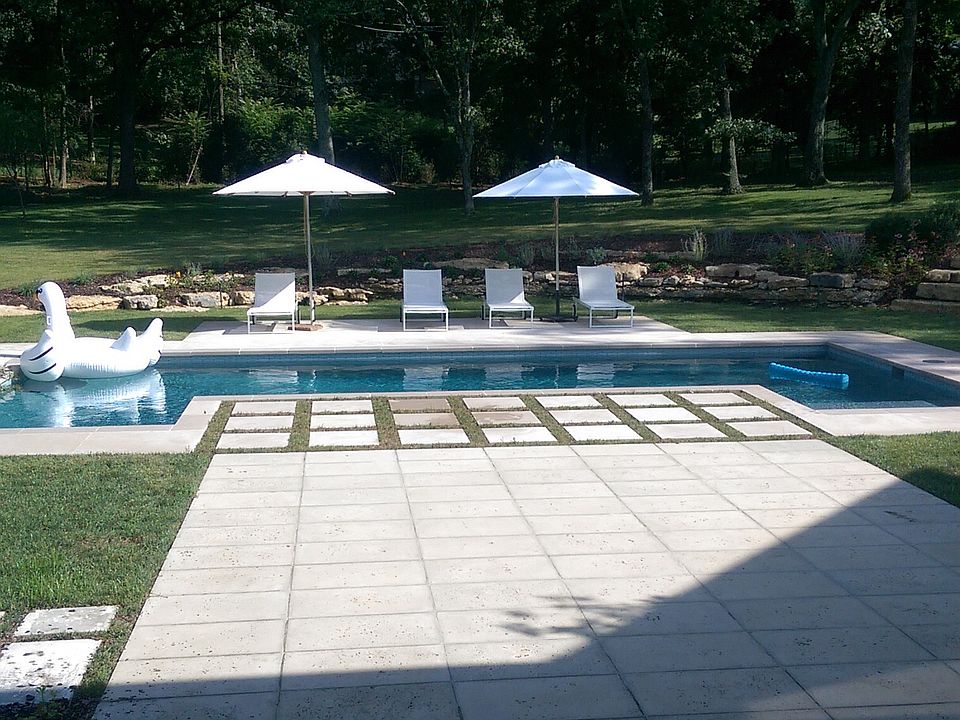1st image of 406 W Hillwood Dr