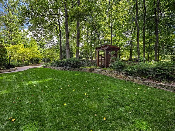 4th image of 425 Summerton Pl