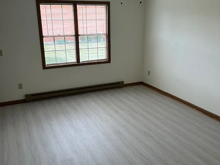 1520 Hawk Cir #F — Photo 8
