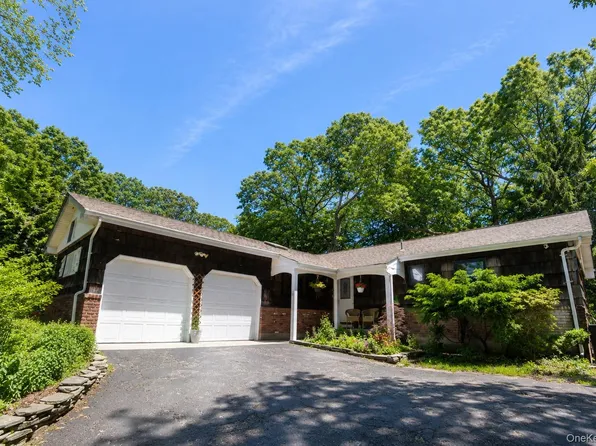 10 Camelot Lane, East Setauket, NY 11733