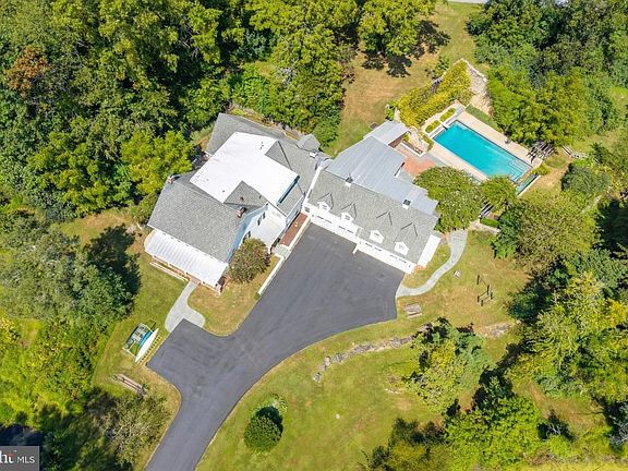 3rd image of 580 Reeds Rd