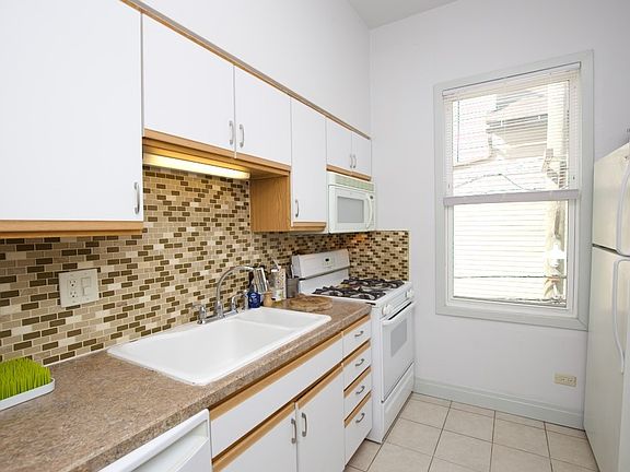 2nd image of 1211 W Melrose St #3