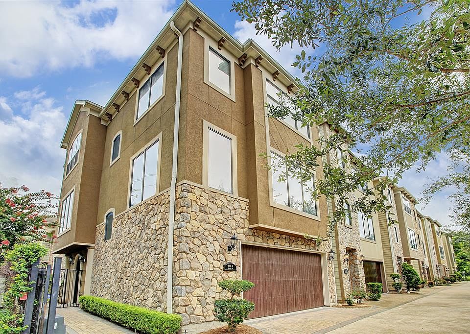 This corner unit single family home has stone and stucco exterior with an insulated wood veneer garage door. Seven homes share the long drive with separate entrance and exit. The one-way drive allows for parking in front of the garage with an additio