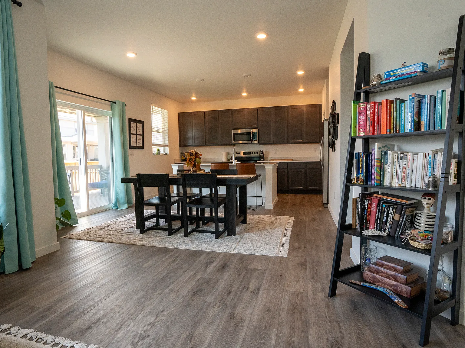 2 bed, 2.5 bath, 1900 sqft, $2,500 — Photo 2