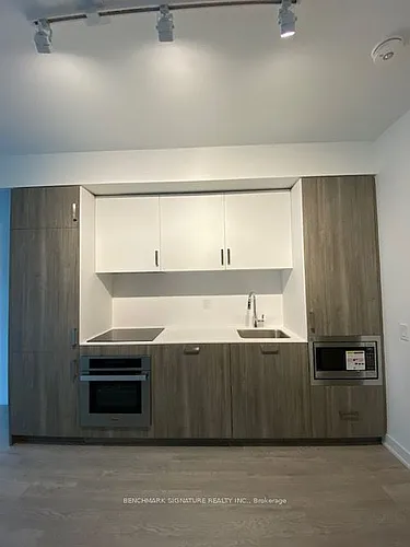 88 Queen St E Photo 1