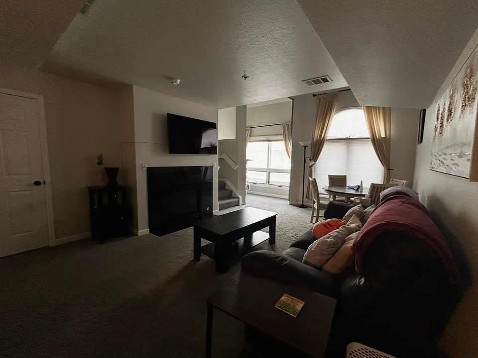 1320 S Monaco Pkwy #11