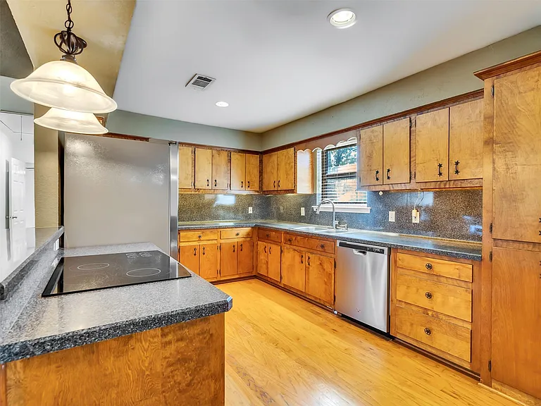18085 Lake Dr E — Photo 12