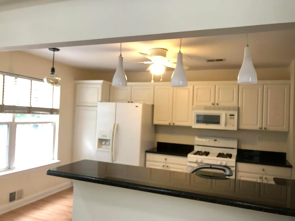 Eat-in-kitchen - 93 Constitution Way
