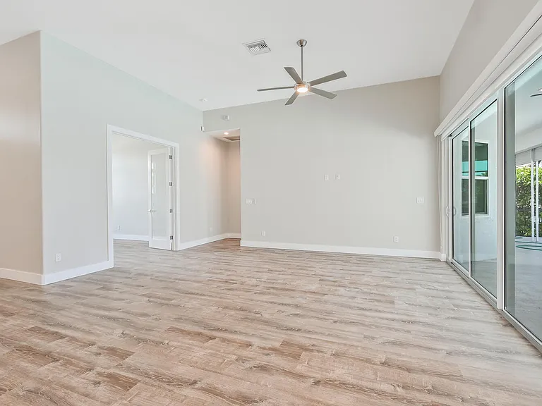 4231 Crayton Rd — Photo 6