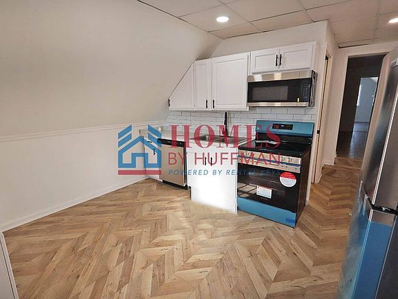 4th image of 910 Harriet St #B