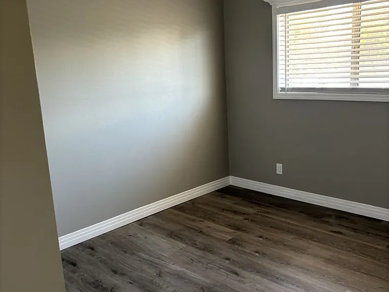 1015 Bennington St — Photo 12