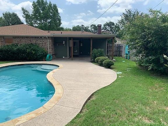 2nd image of 728 Lynne Ln