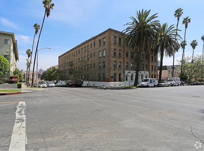 1st image of 420 S Kenmore Ave