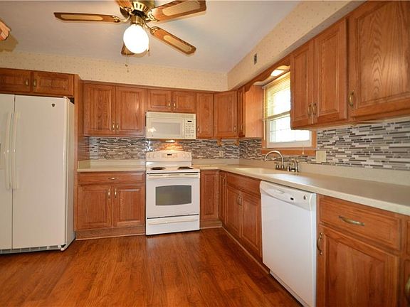 3rd image of 2825 Loveland Ave