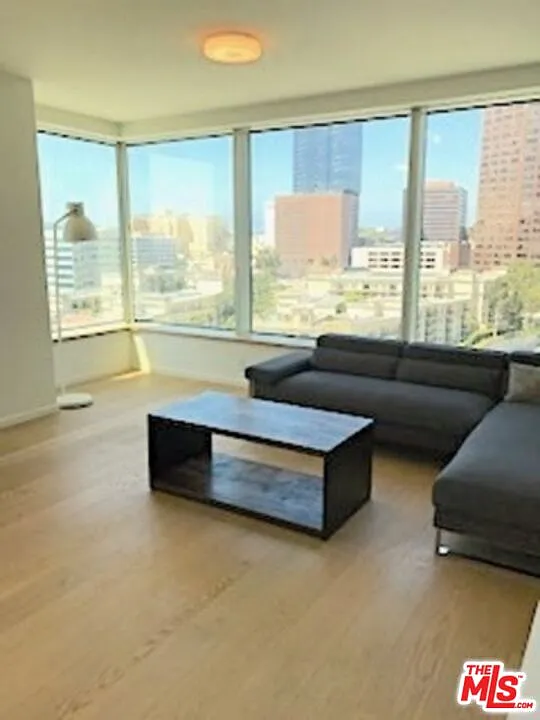 2 bed, 2.0 bath, 1290 sqft, $4,780 — Photo 2