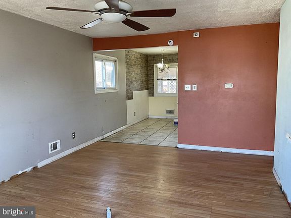 2nd image of 127 Hollywood Dr