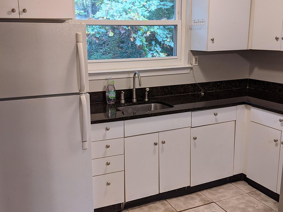 Kitchen Sink/Fridge