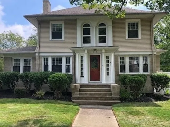 515 Sunset View Dr, Akron, OH 44320