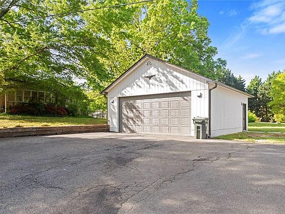 3rd image of 306 Lakeshore Dr