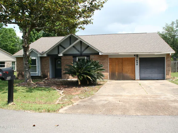 696 Apuwai Pl, Diamondhead, MS 39525