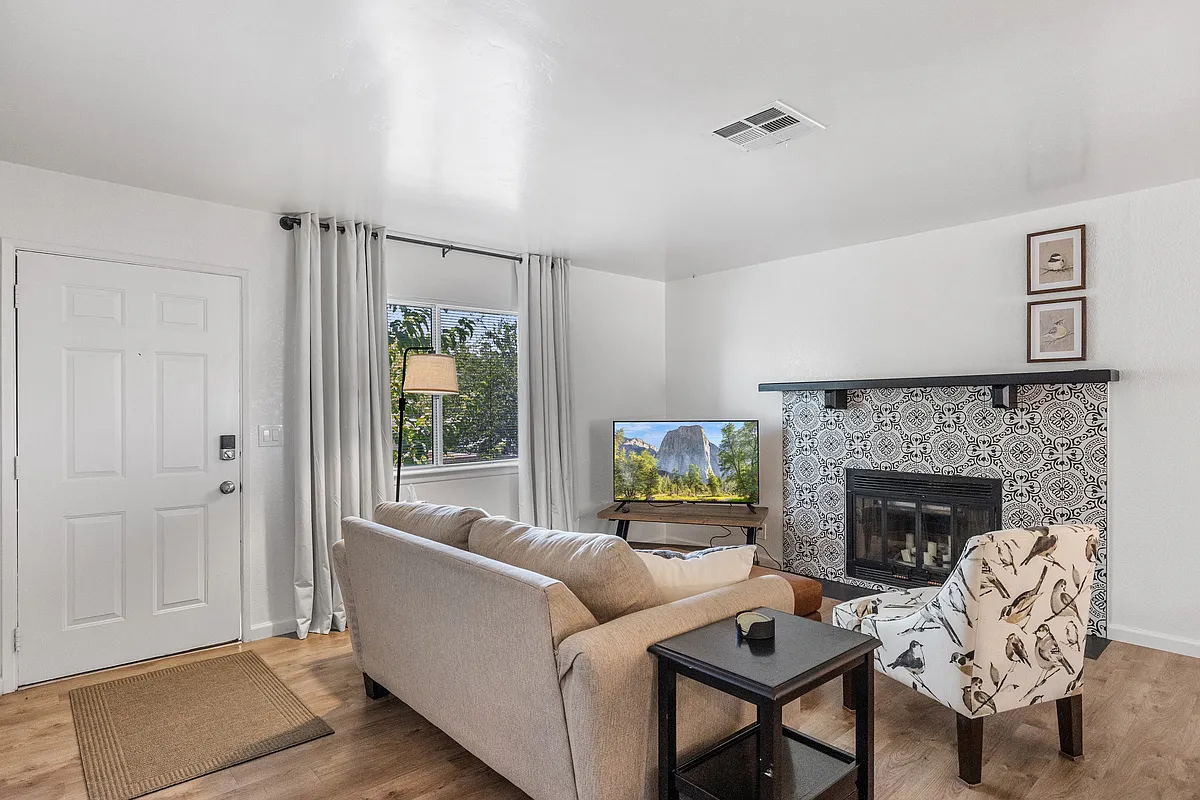 Building Photo - 737 W Atkins Ave #C