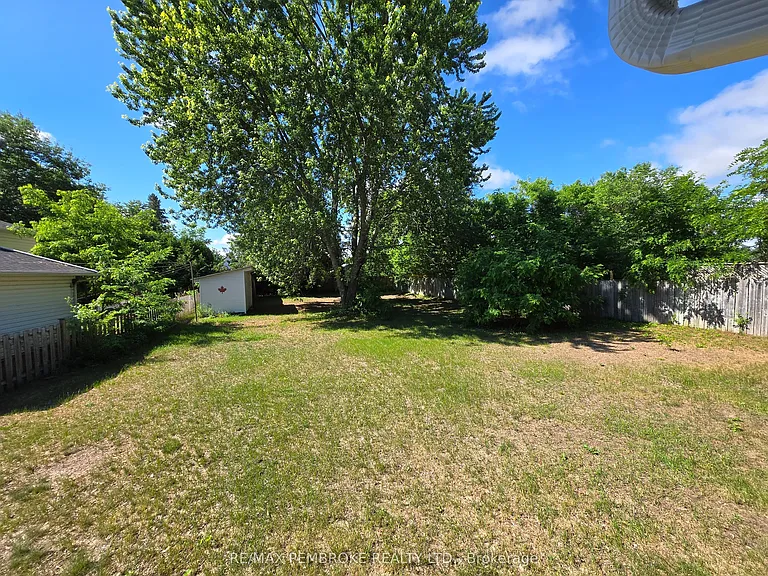 566 Perth St — Photo 11