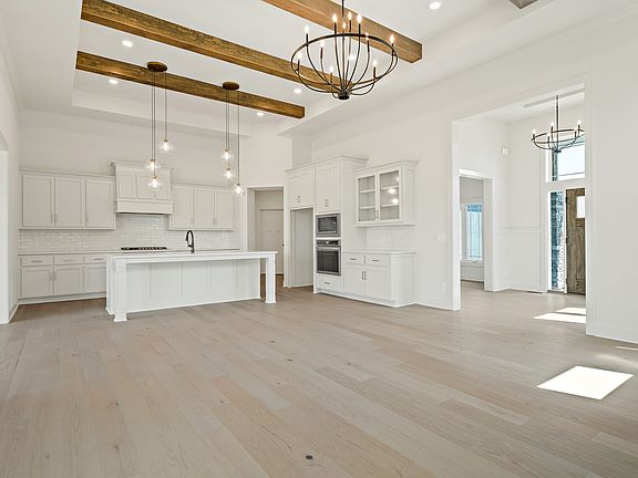 4th image of 142 NE Ambersham Dr