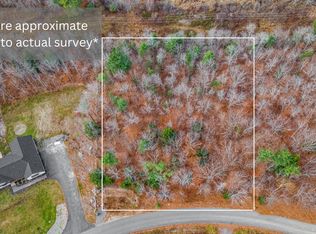 10 Meadowood Dr, Hallowell, ME 04347