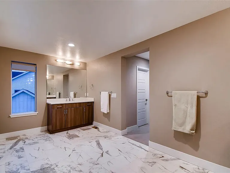 6131 N Chester St — Photo 2