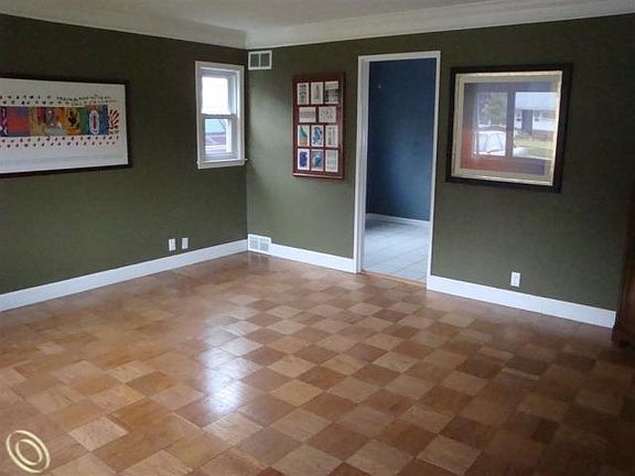 3rd image of 12 Essex St