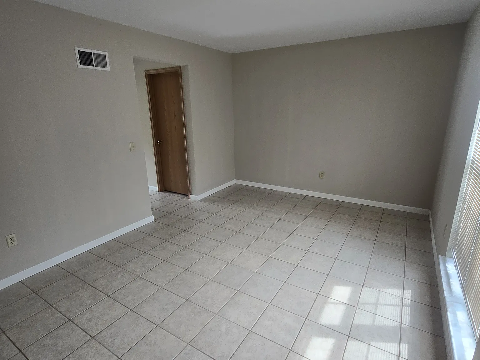 2 bed, 1.5 bath, 986 sqft, $1,195 — Photo 2