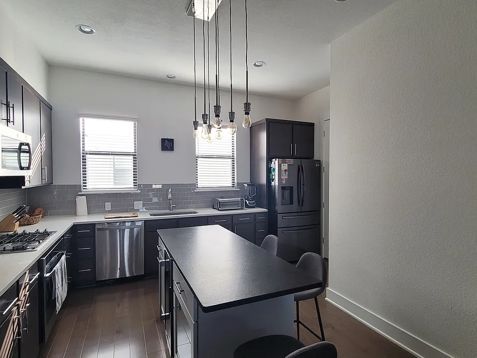 422 Center St