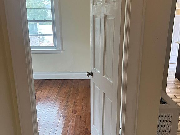 3rd image of 660 Meacham Ave #2