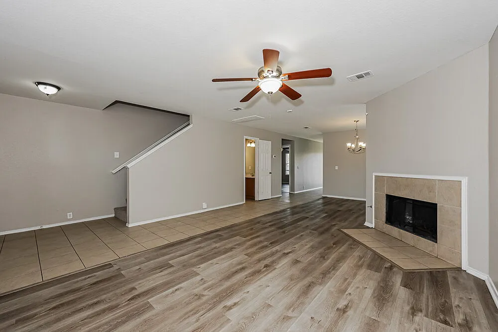 4 bed, 2.5 bath, 2372 sqft, $2,360 — Photo 4