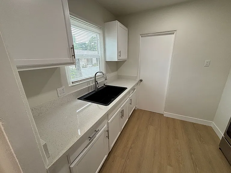 24337 Myers Ave — Photo 7