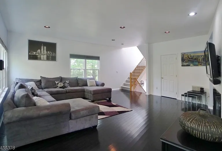 808 Dellwood Ln — Photo 4