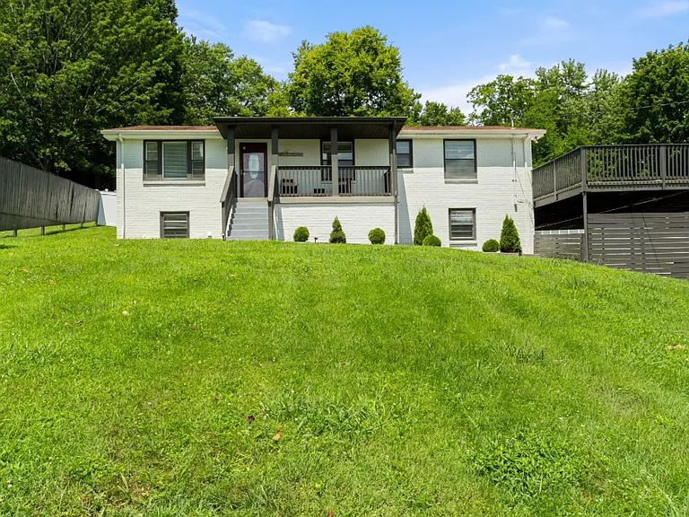 213 Riverwood Dr — Photo 1