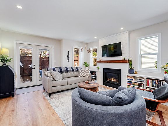 3rd image of 515 Selwyn Falls Dr