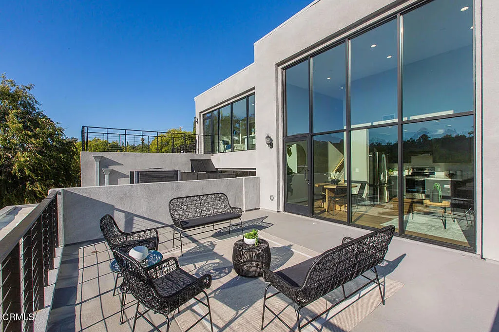 2 bed, 2.5 bath, 1165 sqft, $4,245 — Photo 3