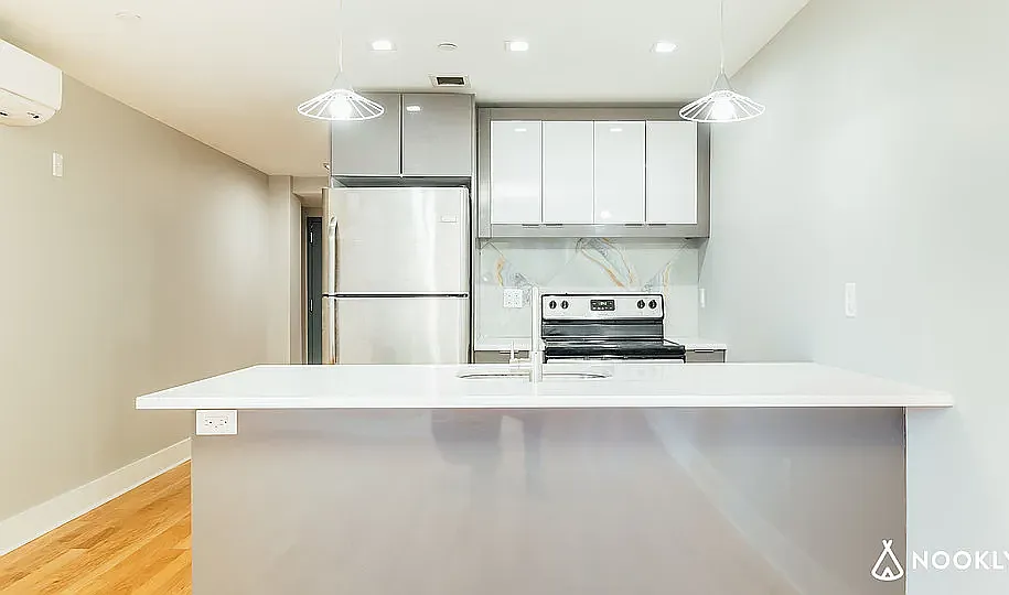 111 Erasmus St — Photo 2