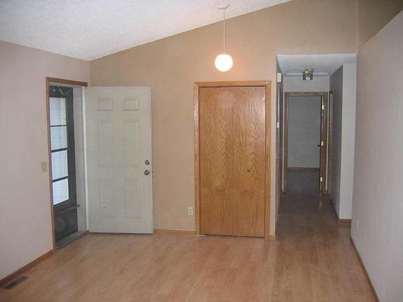 Entry / Living Room (Empt